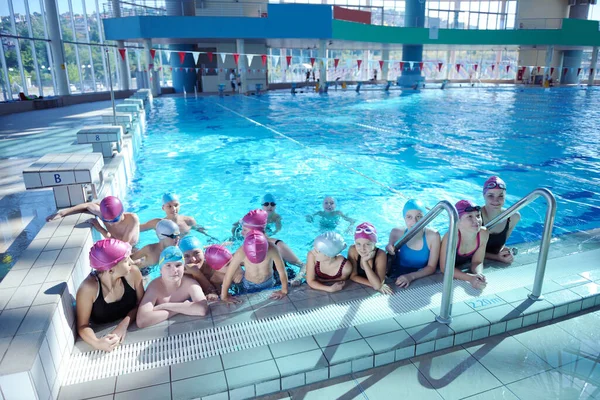 Glückliche Kindergruppe Schwimmbad Lernt Schwimmen — Stockfoto