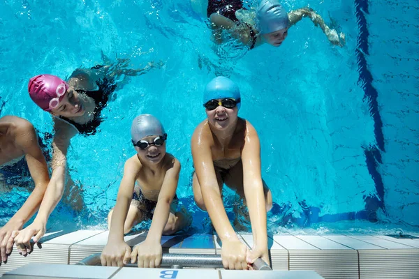 Crianças Felizes Grupo Crianças Aula Piscina Aprender Nadar — Fotografia de Stock