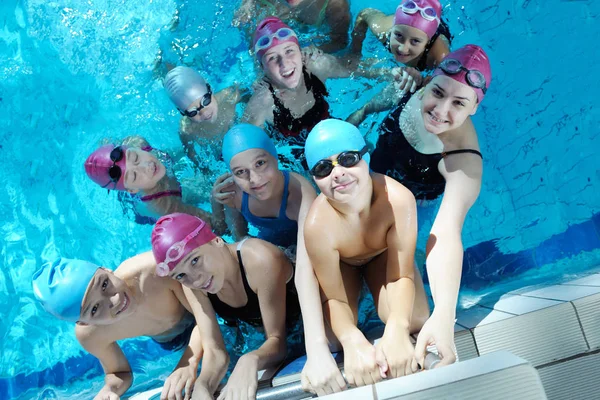 Glückliche Kindergruppe Schwimmbad Lernt Schwimmen — Stockfoto