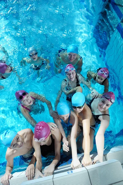 Bambini Felici Gruppo Bambini Lezione Piscina Imparare Nuotare — Foto Stock