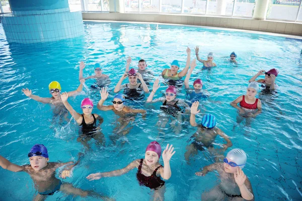 Bambini Felici Gruppo Bambini Lezione Piscina Imparare Nuotare — Foto Stock