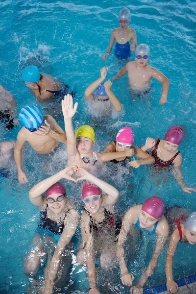 Glückliche Kindergruppe Schwimmbad Lernt Schwimmen — Stockfoto