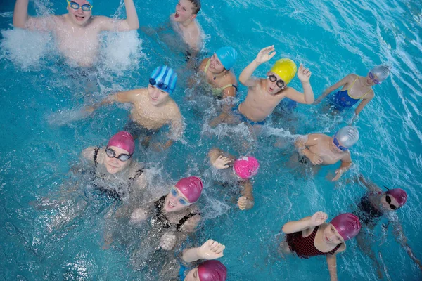 Glückliche Kindergruppe Schwimmbad Lernt Schwimmen — Stockfoto