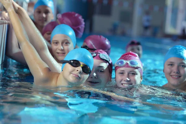 Glückliche Kindergruppe Schwimmbad Lernt Schwimmen — Stockfoto