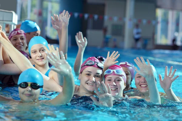 Bambini Felici Gruppo Bambini Lezione Piscina Imparare Nuotare — Foto Stock