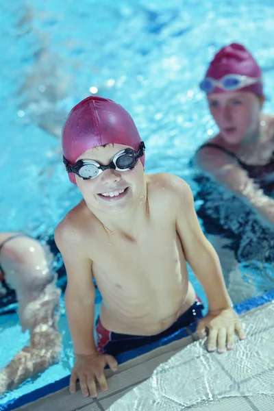 Glückliche Kindergruppe Schwimmbad Lernt Schwimmen — Stockfoto