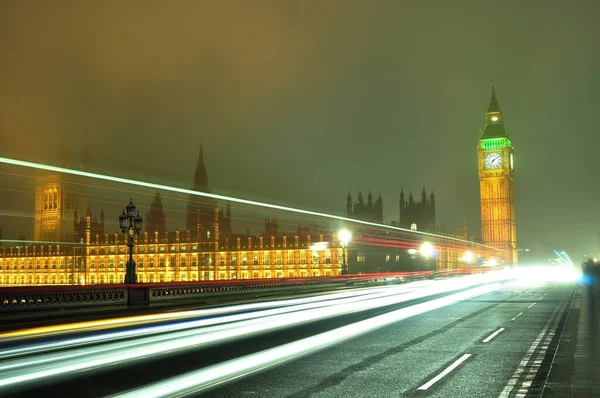 Big Ben Der Nacht Zusammen Mit Den Lichtern Der Vorbeifahrenden — Stockfoto