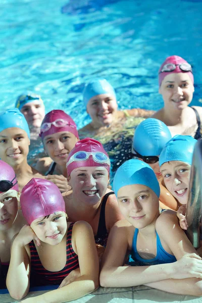 Bambini Felici Gruppo Bambini Lezione Piscina Imparare Nuotare — Foto Stock