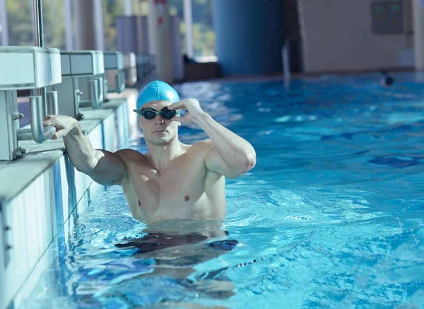 水泳プールで眼鏡とキャップを着用し 健康とフィット感の概念を表す幸せな筋肉の水泳 — ストック写真