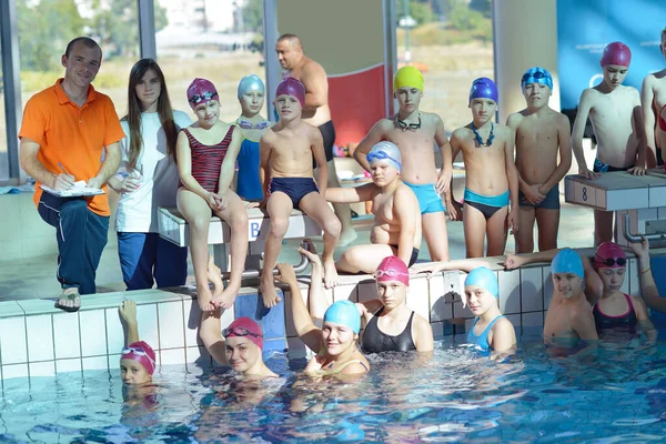 Glückliche Kindergruppe Schwimmbad Lernt Schwimmen — Stockfoto