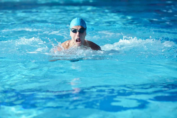 Happy Muskuløs Svømmer Iført Briller Hætte Ved Swimmingpoolen Repræsenterer Sundhed - Stock-foto