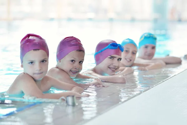 Bambini Felici Gruppo Bambini Lezione Piscina Imparare Nuotare — Foto Stock