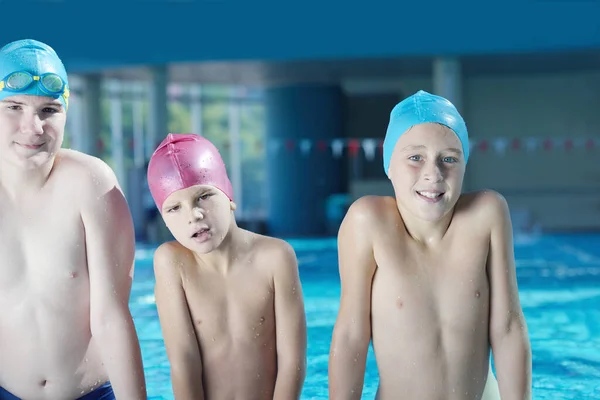 Bambini Felici Gruppo Bambini Lezione Piscina Imparare Nuotare — Foto Stock