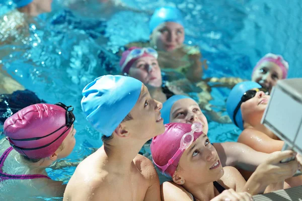在学习游泳的游泳池类儿童快乐的孩子组 — 图库照片