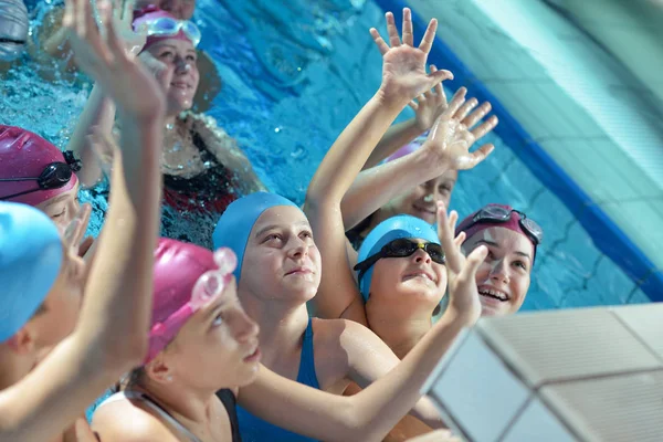 Enfants Heureux Enfants Groupe Piscine Classe Apprendre Nager — Photo