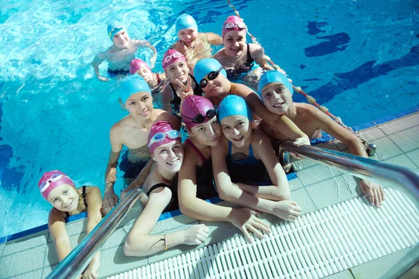 Niños Felices Grupo Niños Clase Piscina Aprender Nadar —  Fotos de Stock