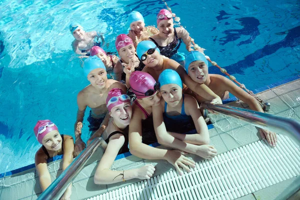 Glückliche Kindergruppe Schwimmbad Lernt Schwimmen — Stockfoto