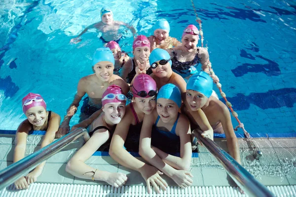 Bambini Felici Gruppo Bambini Lezione Piscina Imparare Nuotare — Foto Stock