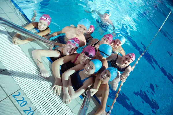 Grupa Dzieci Szczęśliwe Dzieci Basen Klasy Nauki Pływania — Zdjęcie stockowe