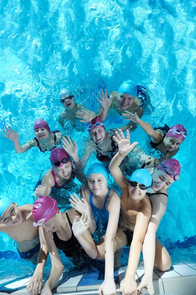 Счастливая Детская Группа Бассейне Учат Плавать — стоковое фото