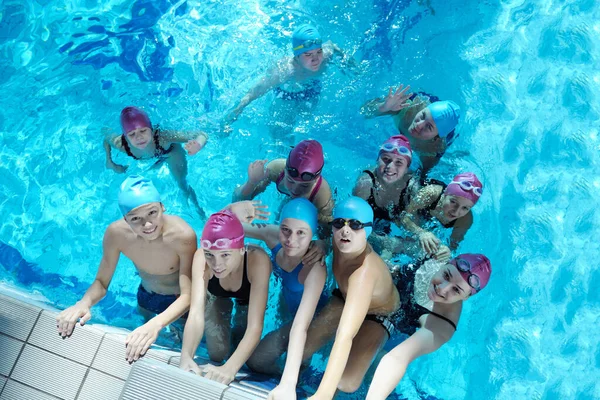 Glückliche Kindergruppe Schwimmbad Lernt Schwimmen — Stockfoto