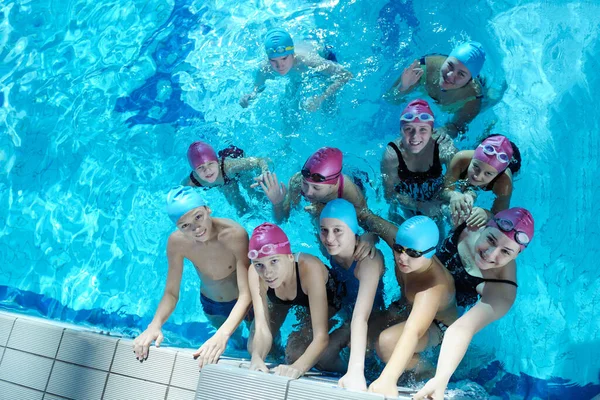 Glückliche Kindergruppe Schwimmbad Lernt Schwimmen — Stockfoto