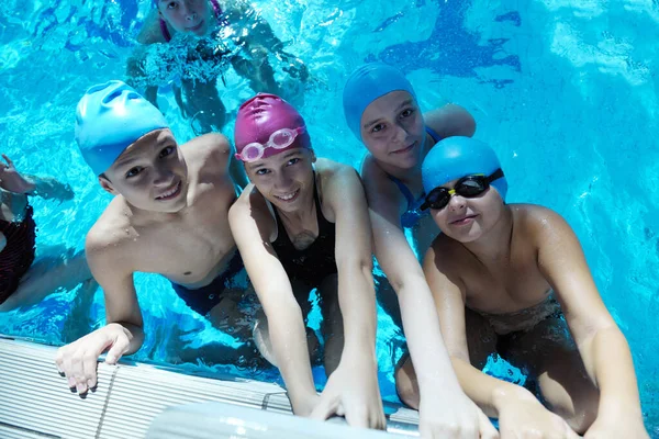 Glückliche Kindergruppe Schwimmbad Lernt Schwimmen — Stockfoto