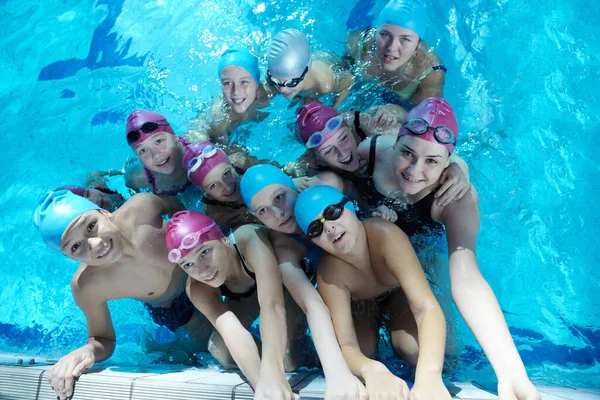 Bambini Felici Gruppo Bambini Lezione Piscina Imparare Nuotare — Foto Stock