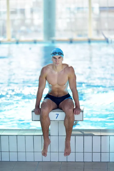 水泳プールで眼鏡とキャップを着用し 健康とフィット感の概念を表す幸せな筋肉の水泳 — ストック写真