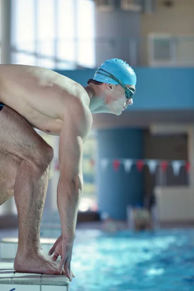 Ευτυχισμένος Μυώδης Κολυμβητής Φορώντας Γυαλιά Και Καπέλο Στην Πισίνα Και — Φωτογραφία Αρχείου