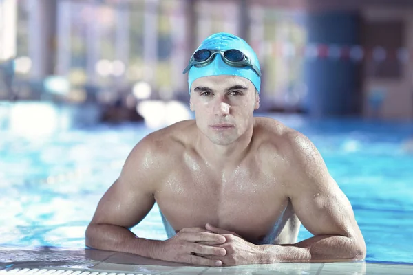 Ευτυχισμένος Μυώδης Κολυμβητής Φορώντας Γυαλιά Και Καπέλο Στην Πισίνα Και — Φωτογραφία Αρχείου