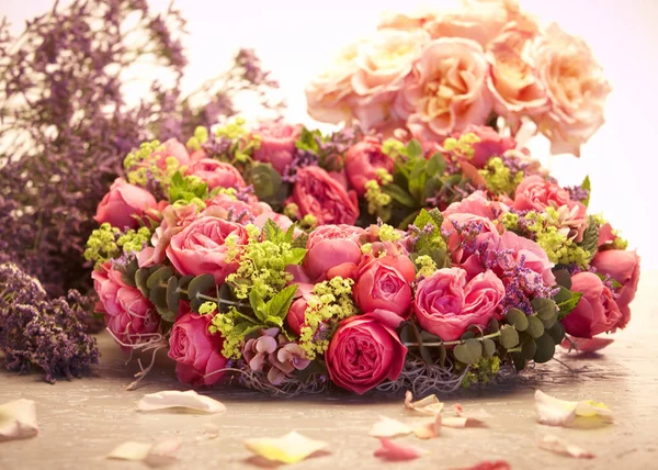 Różowe Róże Związane Obręczy Jest Ostry Ostrość Stole Płatków Róż — Zdjęcie stockowe