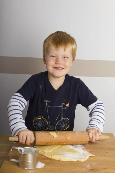 Bambino Rotola Fuori Pasta Con Mattarello — Foto Stock