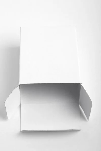 Fechar Uma Pequena Caixa Papelão Branco Isolado Sobre Fundo Branco — Fotografia de Stock