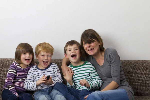 Madre Con Sus Hijos — Foto de Stock