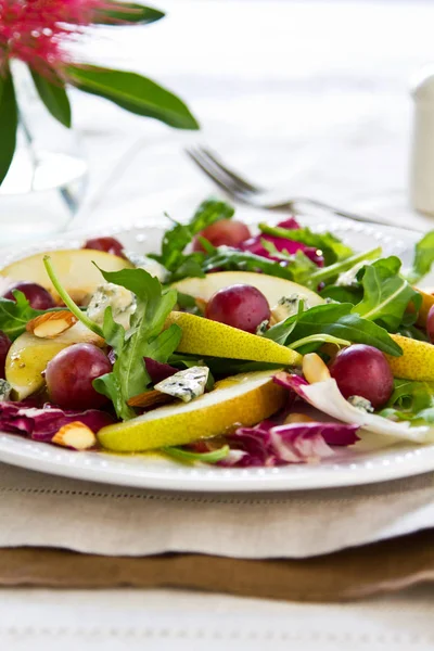 Pêra Com Uva Queijo Azul Radicchio Salada Amêndoa — Fotografia de Stock