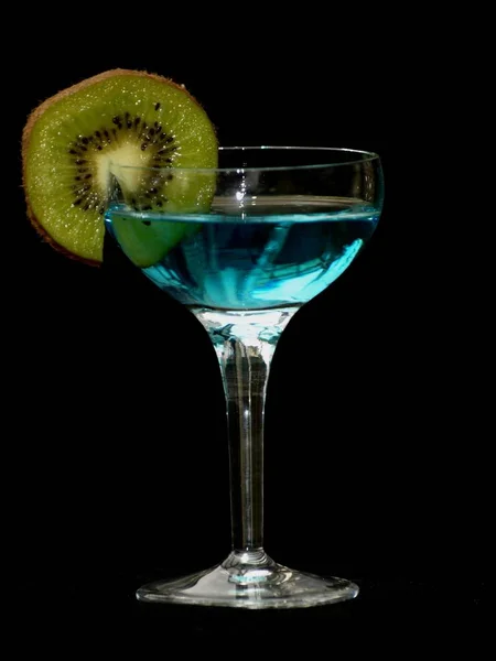 Cocktail Met Ijsblokjes Vers Fruit — Stockfoto