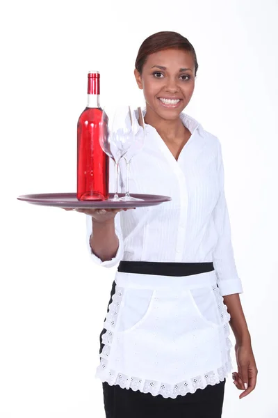 Camarera Joven Con Una Botella Vino Rosa Dos Copas — Foto de Stock