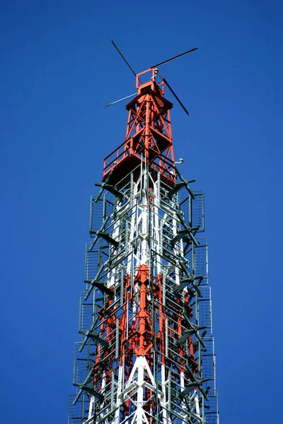 Telekommunikationstorn Med Antenner Taket — Stockfoto