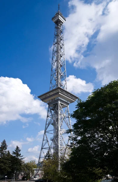 ベルリンの電波塔ベルリンはかつて放送用の電波塔だったが現在は技術的記念碑となっておりベルリンのランドマークとなっている — ストック写真