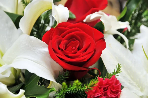 Красная Роза Букетом Цветов — стоковое фото