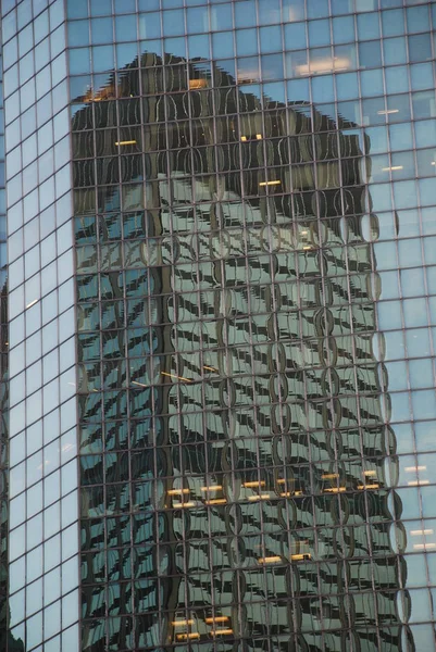 Refleksja Wieżowiec New York Manhattanu Własność — Zdjęcie stockowe