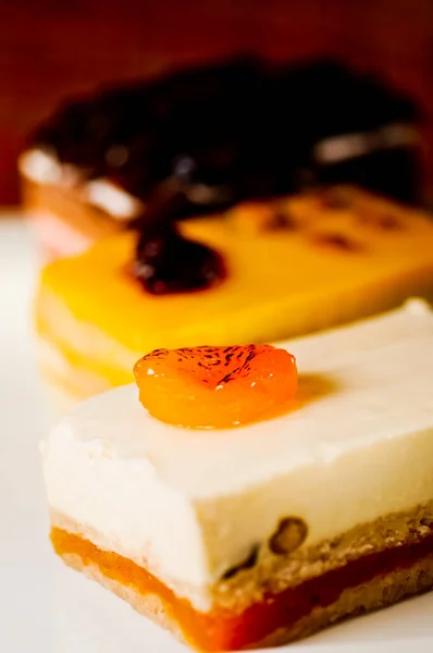Tre Fette Torte Assortite Piatto Bianco — Foto Stock
