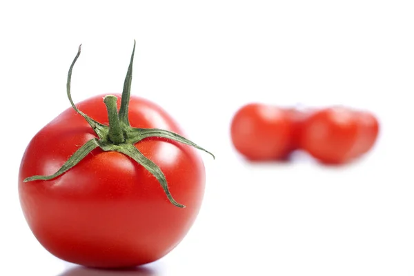 Tomate Fresco Maduro Sobre Fondo Aislado — Foto de Stock