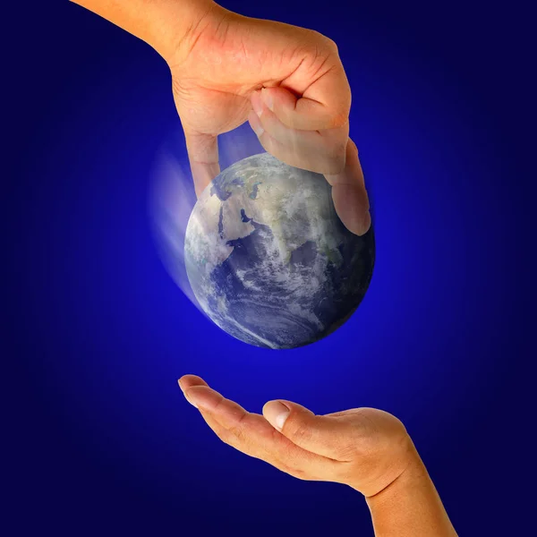 Mannelijke Hand Met Aarde — Stockfoto