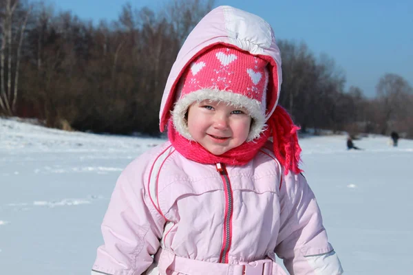 Usmál Dítě Zimě — Stock fotografie