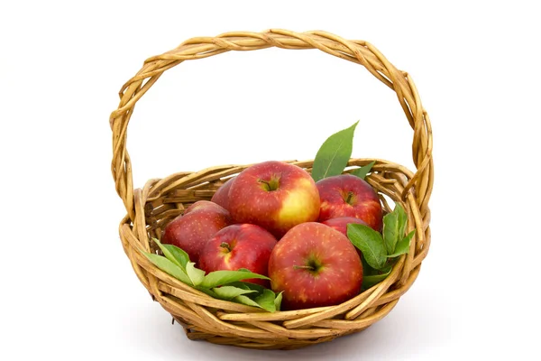 Czerwone Jabłka Koszyku — Zdjęcie stockowe