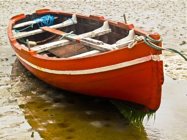 从爱尔兰Connemara的Omey岛起飞 我想这艘老划艇一定会拍出一系列精彩的镜头 因为它充满了生气 色彩和个性 — 图库照片
