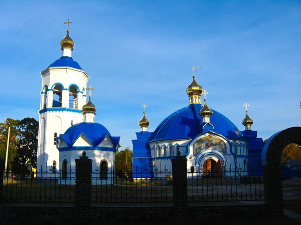 Bela Igreja Contexto Céu Azul — Fotografia de Stock