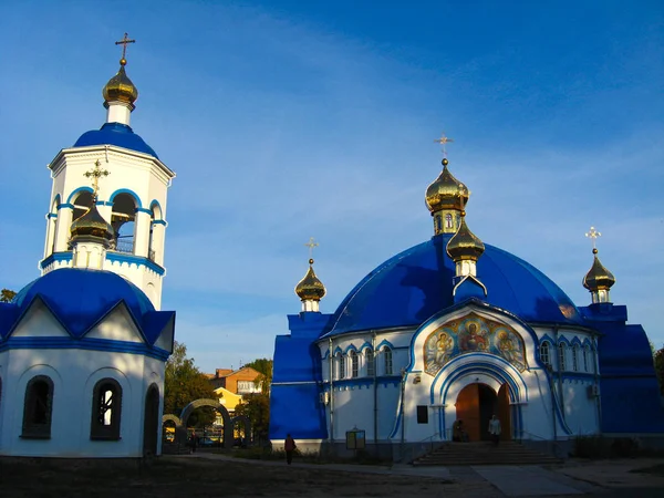 Bela Igreja Contexto Céu Azul — Fotografia de Stock